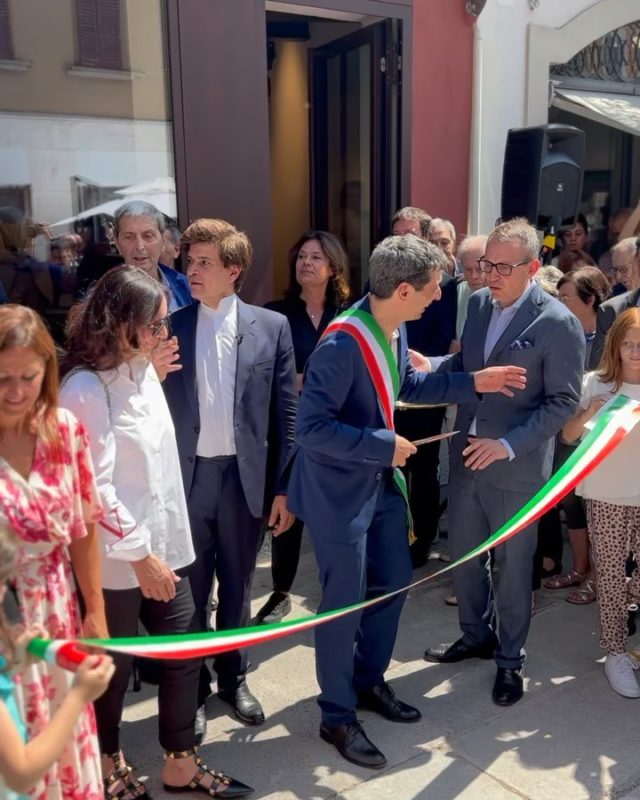 🎻 Une nouvelle ère commence à Casa Stradivari, un lieu de rencontre entre l'histoire et l'avenir de la lutherie et des jeunes musiciens. Après un week-end rempli d'événements musicaux et culturels, nous sommes ravis de vous annoncer l'inauguration officielle de Casa Stradivari, entièrement restaurée grâce à l'initiative inspirante de Fabrizio von Arx. Aujourd'hui, nous avons célébré ensemble la renaissance de ce lieu historique, en présence d'Antonio Gambardella, Vincent Bernasconi et Stefania Soldi, tous réunis au sein de la fondation du même nom.Le rêve de rouvrir la Casa Stradivari a émergé lors d'un voyage extraordinaire entrepris par Fabrizio von Arx, soutenu par Stradivarius Art & Sound, de Genève à Crémone en septembre 2020. Accompagné de notre Stradivarius rebaptisé "The Angel" (ex-Madrileño 1720), Fabrizio a parcouru 982 km dans une aventure passionnante à l'occasion du tricentenaire du violon. Tout au long de ce périple, des concerts envoûtants et des rencontres musicales ont marqué les différents villages alpins.Ce voyage a été le point de départ d'un engagement profond envers la Casa Stradivari. Fasciné par l'histoire et l'héritage de Crémone, berceau de la lutherie et terre où le génie de Stradivari a pris forme, Fabrizio von Arx a ressenti à travers son instrument, l'appel irrésistible de rénover ce lieu emblématique.Les murs chargés d'histoire de cette demeure ont été les témoins privilégiés des débuts légendaires de Stradivari, et grâce à des efforts conjoints, cet héritage inestimable est préservé tout en étant tourné vers l'avenir. Casa Stradivari ne sera pas seulement un lieu de mémoire, mais aussi un espace où l'art rencontre la créativité, où les traditions séculaires s'entrelacent avec l'innovation.Les nouvelles activités de Casa Stradivari commenceront cet automne grâce à la collaboration entre la Fondation Casa Stradivari, la Municipalité de Crémone, le Museo del Violino et l'école internationale de lutherie de Crémone.#casastradivari #cremone #lutherie #tradition #passion #art #engagement #avenir #collaboration