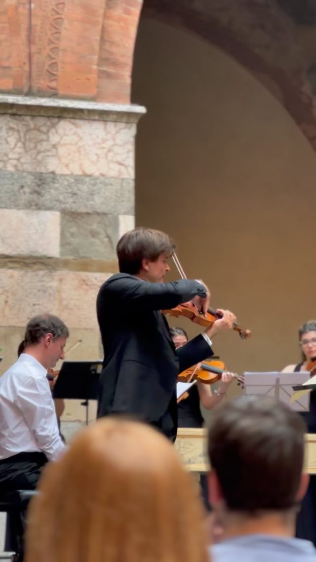 La Stradivarius Art & Sound est ravie de partager avec vous un moment du concert d’ouverture des événements marquant la rénovation de la maison d’Antonio Stradivari à Corso Garibaldi ! 🎻Hier soir, la Cour Federico II a été le théâtre d’une performance musicale extraordinaire. @fabriziovonarx , Paolo Corsi et l’Orchestre du Conservatoire Monteverdi qui ont envoûté la public de leur talent inégalé. C’était un moment magique où l’histoire et la musique se sont rencontrées. La rénovation de la maison d’Antonio Stradivari à Corso Garibaldi est une étape cruciale dans la préservation de son héritage musical. Nous tenons à exprimer notre profonde gratitude envers tous les artistes et musiciens qui ont rendu ce concert inoubliable. Leur passion et leur virtuosité ont ému le public, créant une atmosphère électrisante. #StradivariusArtAndSound #ConcertDouverture #RénovationMaisonStradivari #CorsoGaribaldi #MusiqueClassique #CourFedericoII #FabrizioVonArx #PaoloCorsi🇮🇹 La Stradivarius Art & Sound è lieta di condividere con voi un momento del concerto di apertura degli eventi che segnano il restauro della casa di Antonio Stradivari a Corso Garibaldi! 🎻La scorsa sera, la Corte Federico II è stata il teatro di una straordinaria performance musicale. Fabrizio von Arx, Paolo Corsi e l’Orchestra del Conservatorio Monteverdi hanno incantato il pubblico con il loro talento insuperabile.È stato un momento magico in cui la storia e la musica si sono incontrate. Il restauro della casa di Antonio Stradivari a Corso Garibaldi è un passo cruciale nella preservazione del suo patrimonio musicale.Desideriamo esprimere la nostra profonda gratitudine a tutti gli artisti e musicisti che hanno reso questo concerto indimenticabile. La loro passione e la loro virtuosità hanno commosso il pubblico, creando un’atmosfera elettrizzante.#StradivariusArtAndSound #ConcertoDiApertura #RestauroCasaStradivari #CorsoGaribaldi #MusicaClassica #CorteFedericoII #FabrizioVonArx #PaoloCorsi